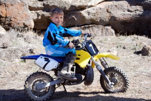 enfant sur une moto